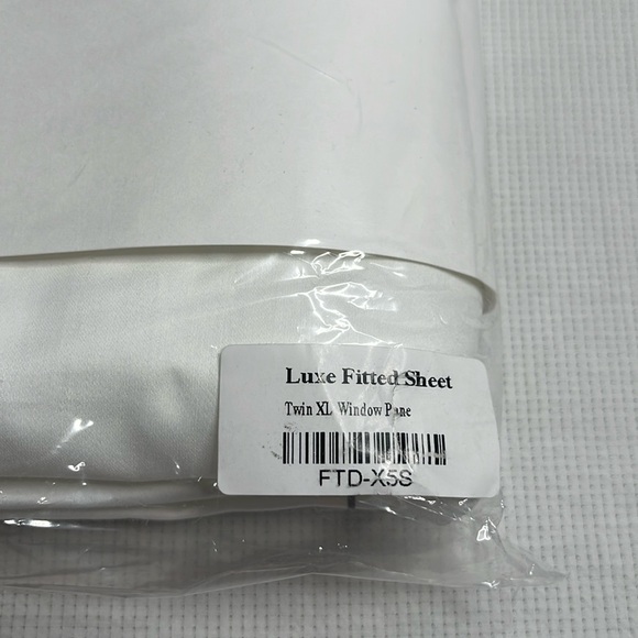 Luxe Sateen Fitted Sheet, Window Pane, Twin XL - Picture 2 of 3